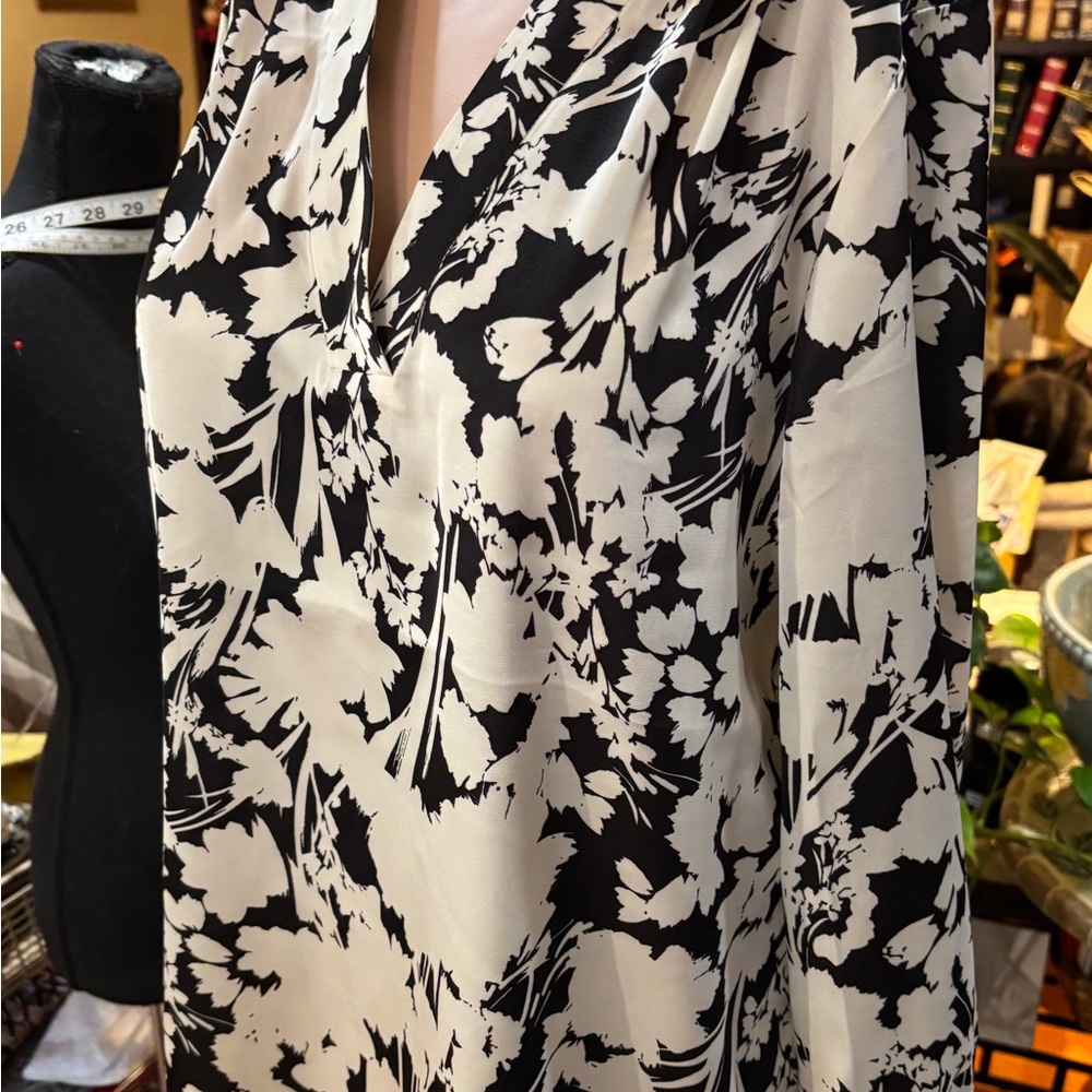 Anne Klein B&W Abstract V-Neck Blouse